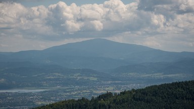 Beskidy: 67-letnia turystka zagubiła się na Szyndzielni. Sprowadzili ją ratownicy GOPR