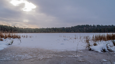 Zamarzają mazurskie jeziora. Lód jest cienki, kruchy i niebezpieczny