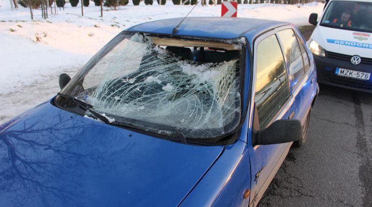 Betörte a szélvédőt a jég /Fotó: police.hu