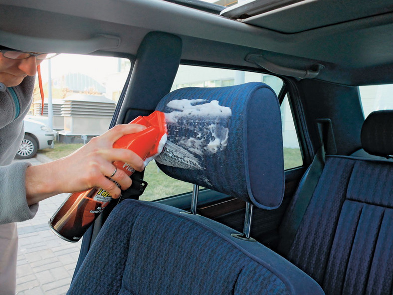 Jak uprać wnętrze auta i usunąć z niego zapachy?