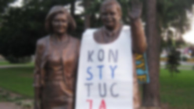 Ubrał koszulkę z napisem "Konstytucja" na pomnik Marii i Lecha Kaczyńskich. Wyrok sądu