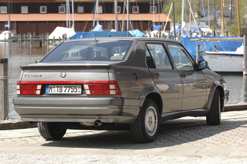 Alfa Romeo 75 - Jubileuszowy model z turbodopingiem