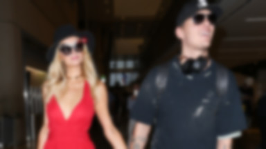 Paris Hilton w ognistej czerwieni na lotnisku. Towarzyszył jej przystojny partner