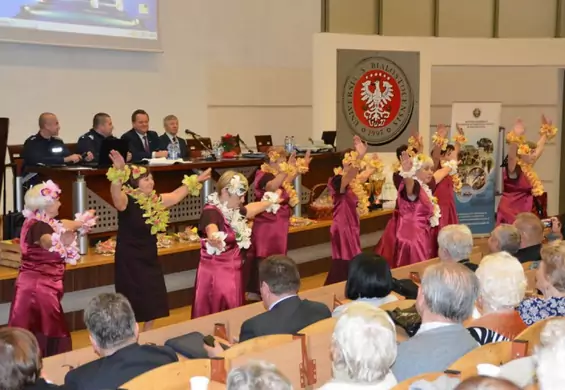 Seniorki odtańczyły hawajski taniec dla wiceministra spraw wewnętrznych. Jego mina? Bezcenna