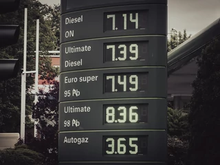 W ciągu 12 miesięcy, od maja 2021 r., ceny paliw na stacjach w Polsce wzrosły o 35,4 proc. 
