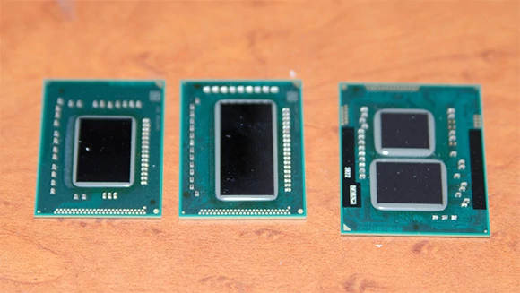 Trzy procesory w laptopowych obudowach (desktopowe są kwadratowe). Od lewej: Sandy Bridge w wersji dwa rdzenie + 12 EU, Sandy Bridge w wersji cztery rdzenie + 12 EU, Clarkdale (Core i5/i3 32 nm). Źródło: Anandtech