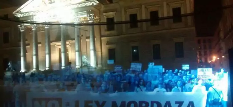 Holograficzny protest na ulicach Hiszpanii