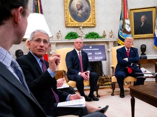 Anthony Fauci (drugi od lewej) podczas spotkania z prezydentem USA Donaldem Trumpem