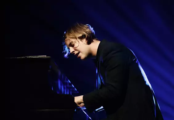 Tom Odell zagrał w Warszawie. Skakał po fortepianie, a koncert zakończył z polską flagą na plecach