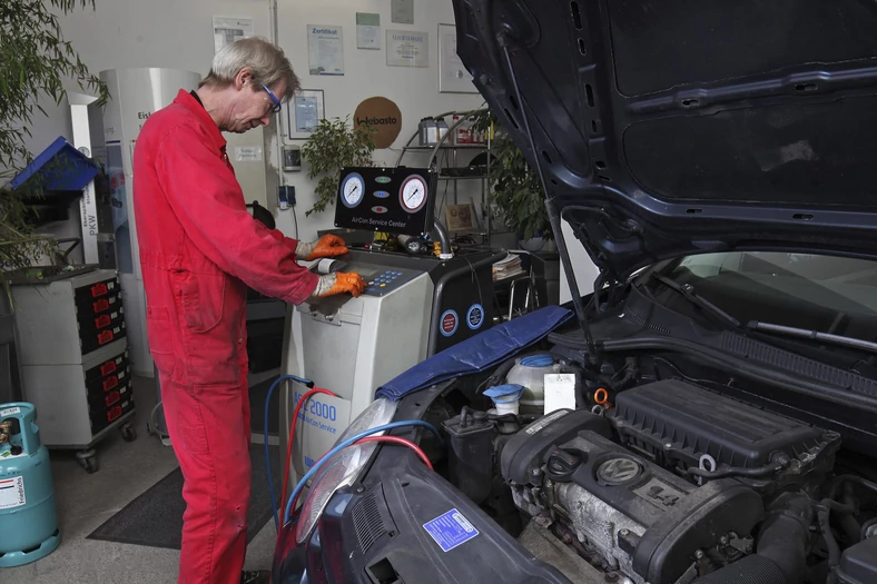 Mechanicy zajmujący się  klimatyzacjami muszą być przeszkoleni. I dobrze, bo nowe chłodziwo R1234yf to
 w przypadku nieodpowiedniej obsługi wyjątkowo niebezpieczna mieszanina.