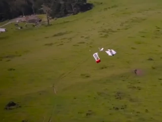 Dron zrzuca zapakowaną krew ze spadochronem. 