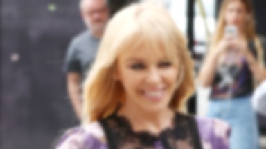 Kylie Minogue w koszmarnej stylizacji. Aż oczy bolą!