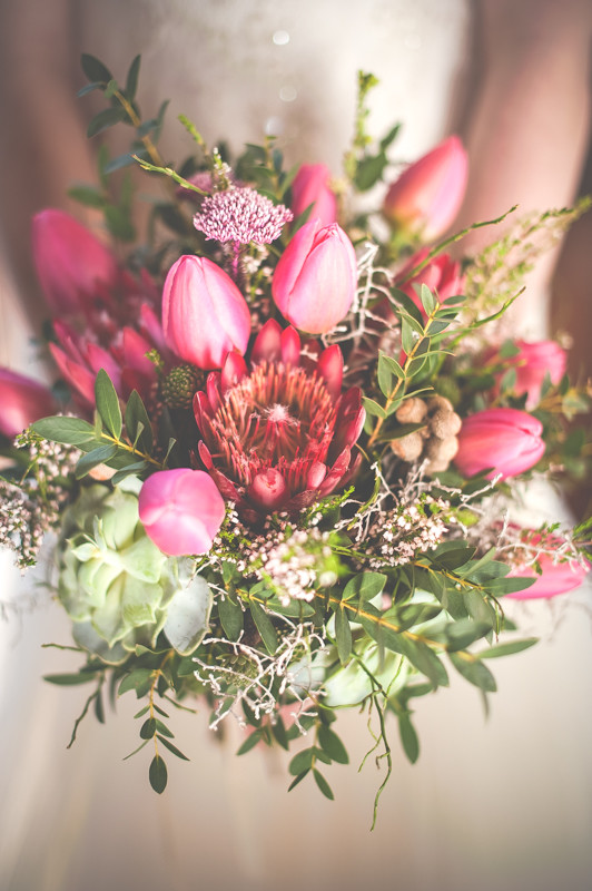 Asymetryczny bukiet ślubny z tulipanów, sukulentów i kwiatu protea