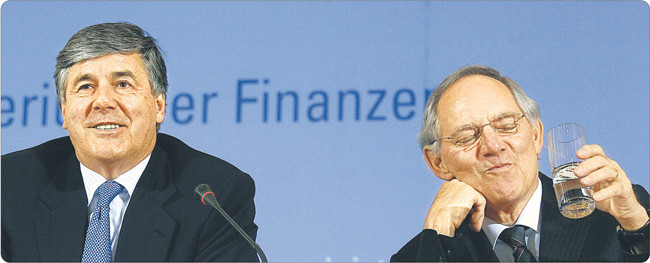 Europejskie elity polityczne i finansowe łączą wyjątkowo bliskie związki. Na zdjęciu niemiecki minister finansów Wolfgang Schaeuble i prezes Deutsche Banku Josef Ackermann Fot. Reuters/Forum