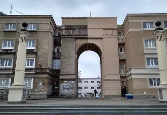 Polacy odmalowali socrealistyczną bramę tylko w połowie. Powód jest naprawdę absurdalny