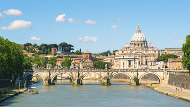 Rzym - wielka reklama zasłania bazylikę św. Piotra; protestują mieszkańcy, parlamentarzyści i turyści