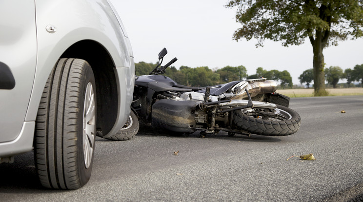 Motoros és személygépjármű ütközött a 13-as főúton, Kisigmánd térségében / Illusztráció: iStock