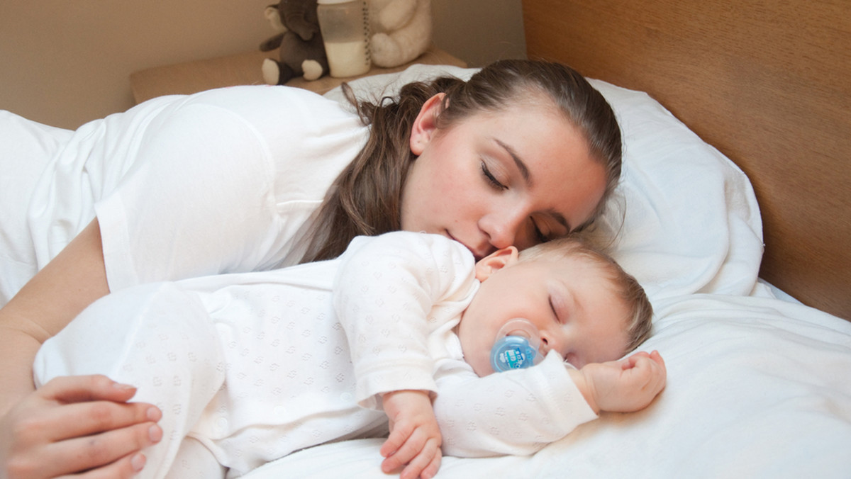 Co-sleeping to ładnie brzmiąca nazwa, pod którą kryje się najzwyklejsze w świecie spanie z dzieckiem, niekoniecznie w jednym łóżku. To przyzwyczajenie niektórych rodziców budzi sporo kontrowersji, a młode mamy bardzo często nie przyznają się znajomym, że zabierają dziecko do łóżka. Czy jednak co-sleeping jest jednoznacznie negatywnym zjawiskiem? A może ma jednak i swoje dobre strony?