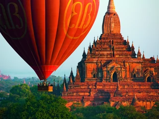 Lecąc balonem nad Birmą, można z jego pokładu obejrzeć świątynię Sulamani, należącą do starożytnego miasta Bagan.