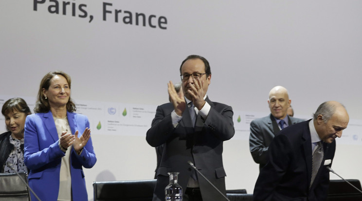 Francois Hollande francia elnök (középen), Ségolene Royal francia környezetvédelmi miniszter (balra) és Laurent Fabius francia külügyminiszter a klímavédelemről rendezett ENSZ-konferencia utolsó plenáris ülésén a Párizs melletti Le Bourget-ban /Fotó: MTI