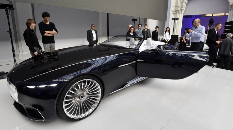 A Mercedes új csodájából egyelőre egyetlen darab
készült. Az 5,7 méter hosszú kabrió a régi idők
luxuskocsijait idézi /Fotó: MTI - Máthé Zoltán