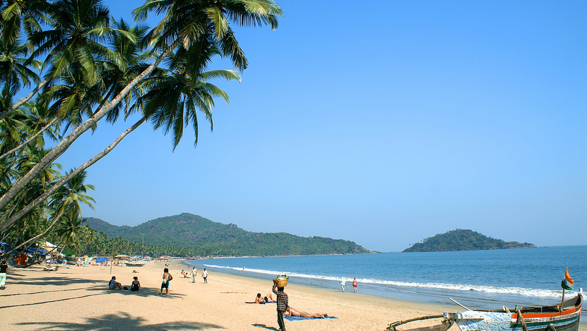 Goa jest dla turystów podróżujących po Indiach synonimem beztroski, skrawkiem indyjskiej ziemi, na którym obowiązują inne reguły i który kojarzy się niezmiennie z hedonistycznym używaniem życia, słońcem, plażą i nocnymi imprezami.