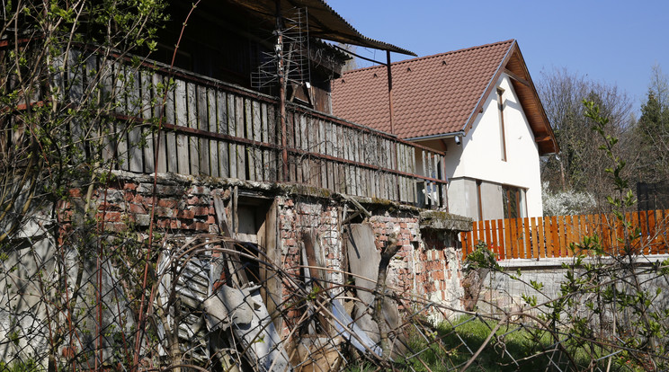 A háztól balra estő teraszról esett le a vak ló / Fotó: Fuszek Gábor