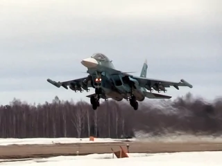 Bombowie Su-34 to jedna z rosyjskich maszyn, które są w stanie przenosić bomby szybujące — broń, która jest zmorą ukraińskich żołnierzy