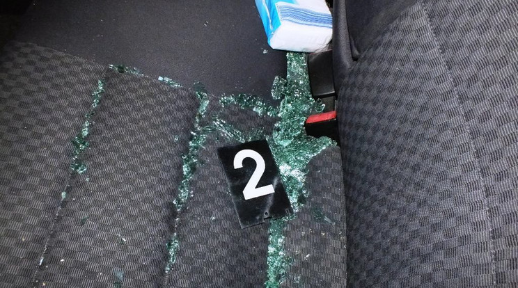 A három férfi betörte az autó ablakát és rabolt /Fotó: police.hu