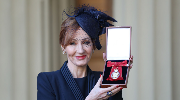 Rowling a díj átadása után /Fotó: AFP