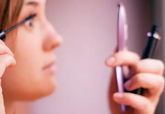 Makijaż na Instagramie vs make-up w prawdziwym życiu. Zestawienie tych zdjęć mówi wszystko