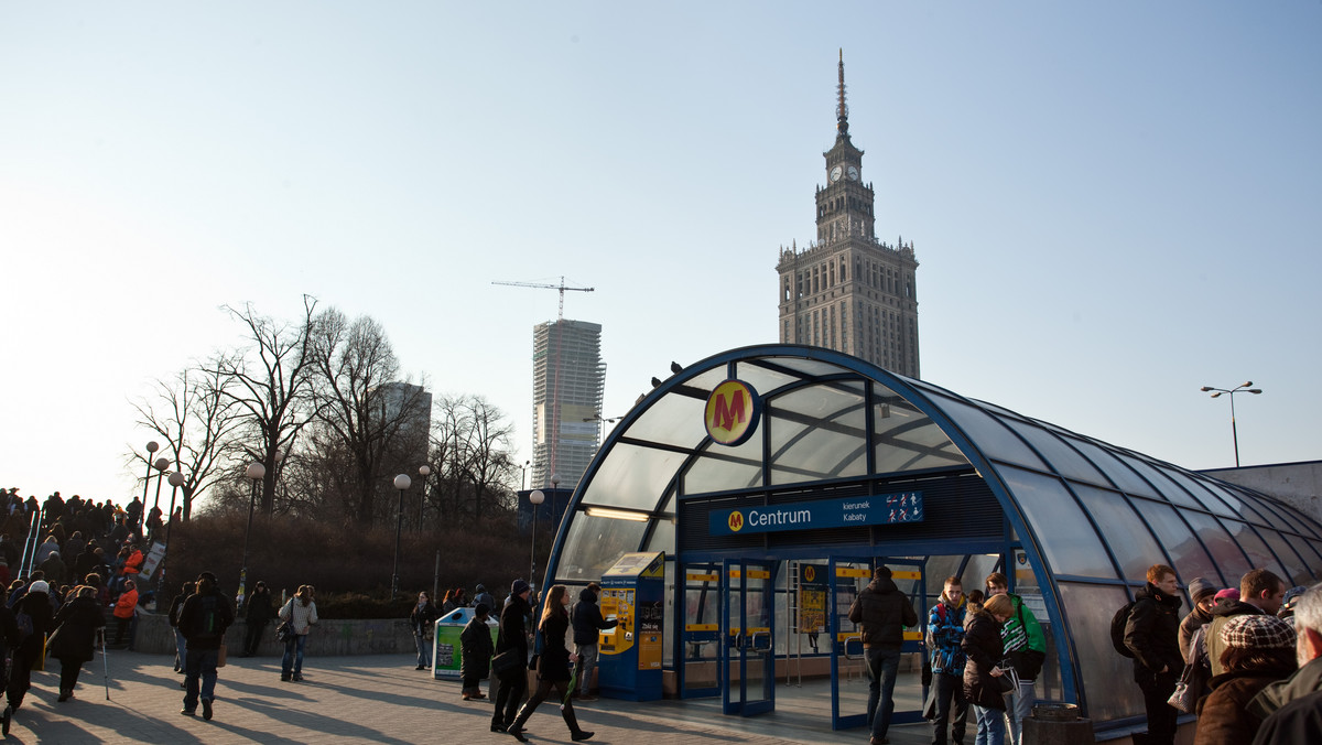 Tragiczny wypadek na warszawskiej stacji metra Centrum. Młody mężczyzna wpadł pod pociąg. Zginął na miejscu. Ruch pociągów po torze w kierunku Kabat był wstrzymany na dwie i pół godziny.