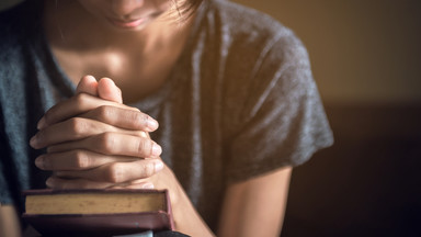 Modlitwa o uwolnienie. Czym jest? Jak modlić się?