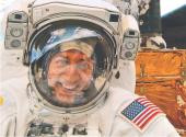 Mike Massimino na promie kosmicznym Atlantis w maju 2009 roku Fot. AP
