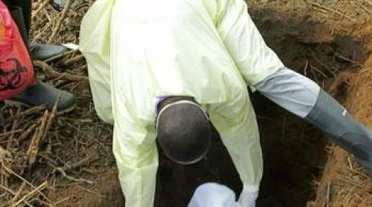 Így temetik el az ebolával fertőzött holttesteket