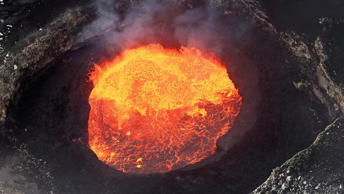 Zawsze chciałeś zobaczyć, jak wygląda aktywny wulkan od środka, ale jakoś do tej pory zawsze było Ci nie po drodze? Teraz możesz to zrobić bez wychodzenia z domu, bowiem Google wysłał dwie osoby wprost do krateru wulkanu, w którym znajduje się największe jezioro lawy na naszej planecie.