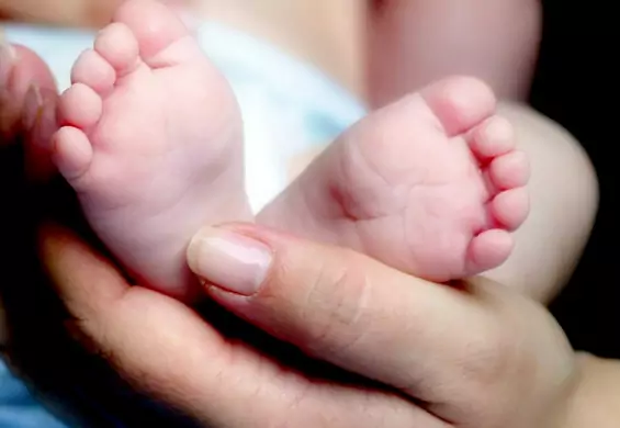 Urodziło się pierwsze dziecko trojga rodziców. Czy ingerencja lekarzy poszła za daleko?