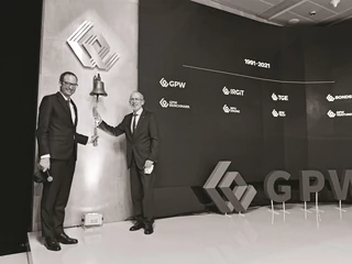 Dr Marek Dietl, obecny, oraz dr Marek Rozłucki, pierwszy prezes GPW, symbolicznie uderzyli w dzwon podczas obchodów 30-lecia GPW