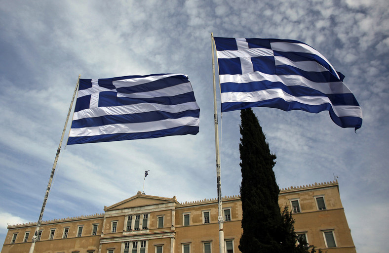 Greckie flagi przed siedzibą parlamentu, fot. Angelos Tzortzinis/Bloomberg