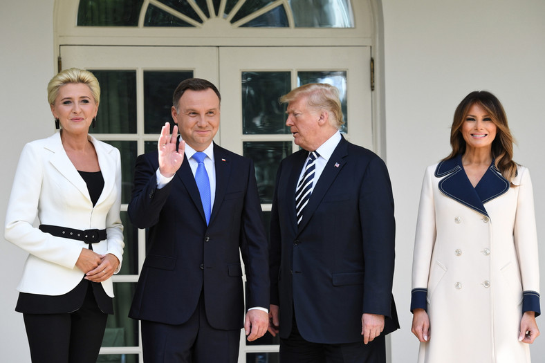 Prezydent Stanów Zjednoczonych Ameryki Donald Trump z małżonką Melanią Trump oraz prezydent RP Andrzej Duda  z małżonką Agatą Kornhauser-Dudą podczas powitania w Białym Domu.