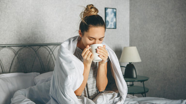 Pięć domowych sposobów na walkę z przeziębieniem. Sprawdzamy, które z nich działają