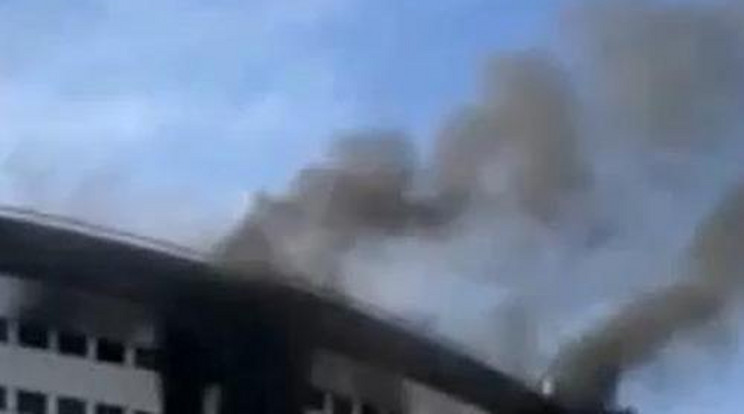 Lángokban áll a francia közrádió épülete - videó