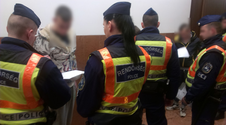 Bilincsben vitték a rendőrök a bíróságra az erőszakkal gyanúsított fiatalokat / Fotó: police.hu