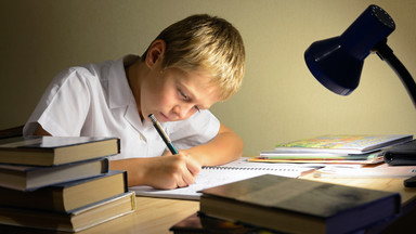 Czy zadawane w szkole prace domowe muszą być rodzinnym polem bitwy?