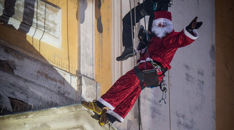 Kötélen ereszkedik le a Mikulás a kecskeméti nagytemplom tornyából / Fotó: MTI Újvári Sándor
