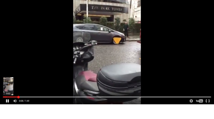 Az autós nem vette észre a kerékbilincset /Fotó: YouTube