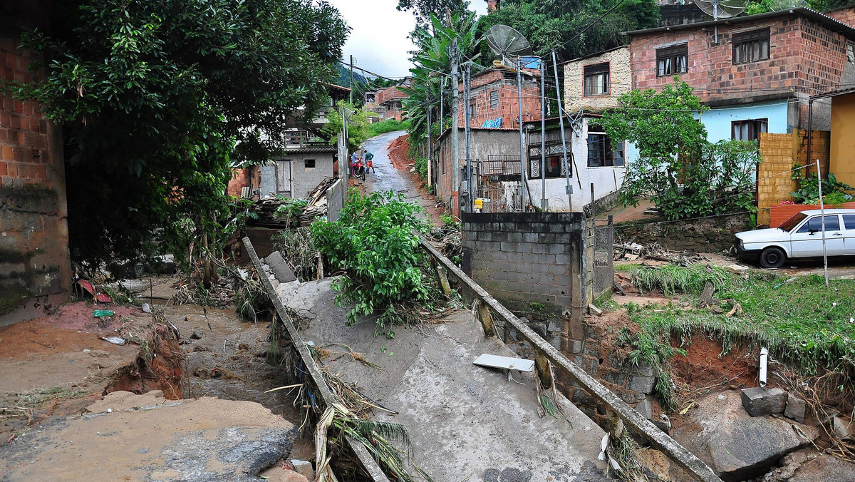 Już ponad pół tysiąca osób zginęło w katastrofalnej powodzi i pod zwałami ziemi na górskich terenach w pobliżu Rio de Janeiro - poinformowały brazylijskie media. To najtragiczniejsza w skutkach klęska żywiołowa w historii kraju.