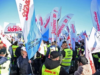 Związkowcy z PGG żądają podwyżek jeszcze w 2021 roku. Ich zdaniem przeciętna pensja w kopalniach grupy powinna wynosić 8,2 tys. zł brutto. Na zdjęciu demonstracja związkowców górniczej Solidarności w obronie kopalni Turów. Luksemburg, 22 listopada 2021 r.