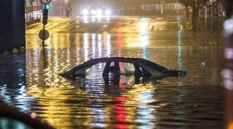 Káosz a fővárosban! Számos autó akadt el a hömpölygő vízben - Fotó, videó!