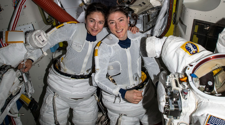 Jessica Meir (balra) és Christina Koch bevonult a történelembe, ők az első nők, akik férfiak segítsége nélkül tettek űrsétát / Fotó: Profimedia-Reddot